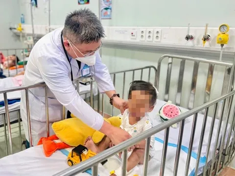 Sức khỏe của bé trai 2 tuổi bị mẹ ruột và nhân tình bạo hành đến nguy kịch