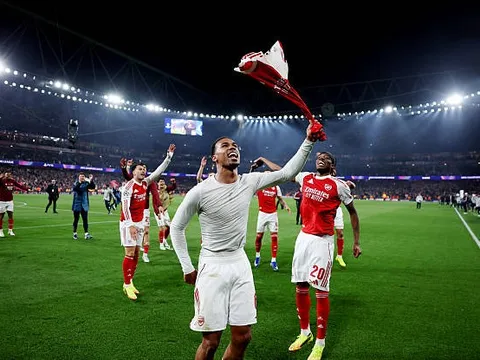 Bức tường thép đưa Arsenal vào chung kết Champions League