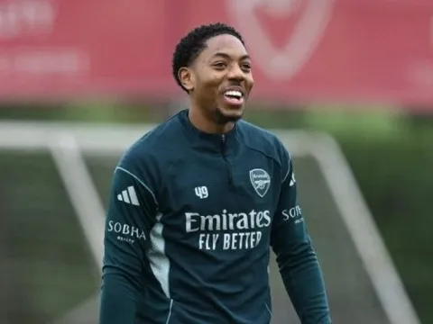 CĐV Arsenal đòi công bằng cho Lewis-Skelly