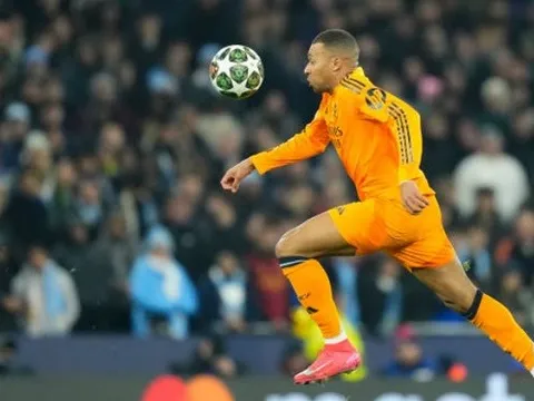 Mbappe rối ren giữa chấn thương và áp lực Real