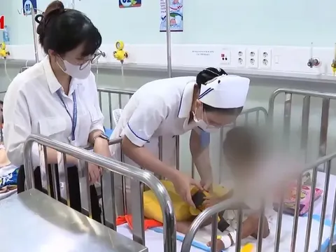 Bé trai 2 tuổi bị mẹ và người tình bạo hành đến nguy kịch: Người thân từ chối chăm sóc
