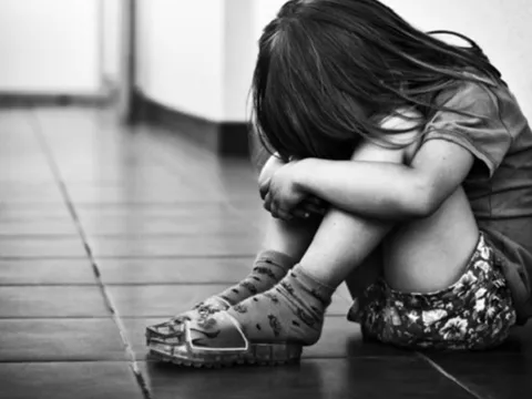 Phẫn nộ lời khai của cha dượng và mẹ đẻ vụ bạo hành bé gái 4 tuổi tử vong