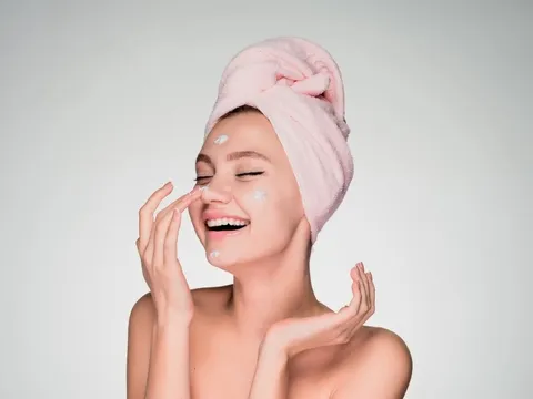 Rửa mặt mùa hè tưởng đơn giản nhưng dễ sai: 5 thói quen khiến da nhanh lão hóa và nổi mụn