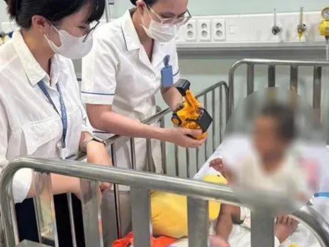 Tình hình mới nhất của bé trai 2 tuổi bị bạo hành ở TP HCM: Qua cơn nguy kịch nhưng tình trạng vẫn nặng