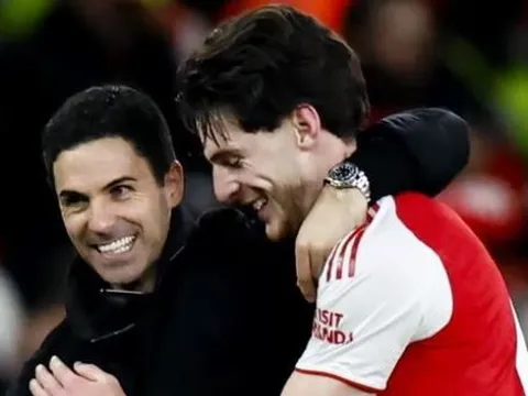 Carragher chỉ ra thay đổi chiến thuật "vàng" giúp Arsenal hồi sinh