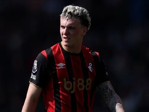 Bournemouth gạch tên Alex Jimenez vì bê bối mạng xã hội