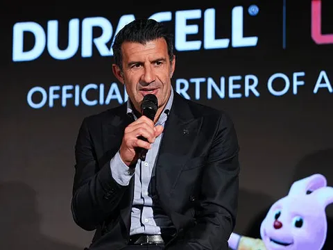 Luis Figo lên tiếng về bê bối phòng thay đồ Real Madrid