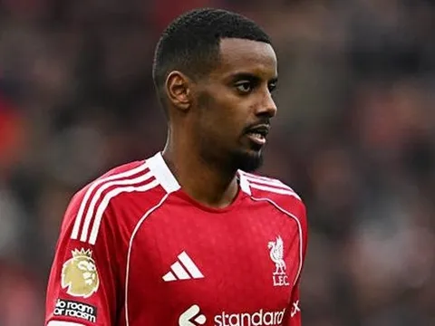 Arne Slot báo tin vui về Isak trước trận gặp Chelsea