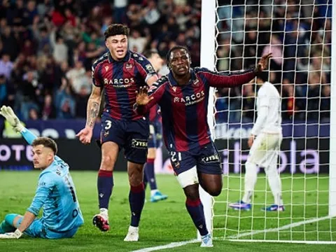 Bi kịch thẻ đỏ giúp Levante thắng ngược Osasuna kịch tính
