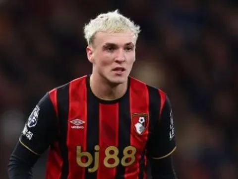 Bournemouth đình chỉ Alex Jimenez vì cáo buộc nhắn tin cho nữ sinh