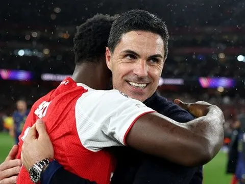Mikel Arteta đáp trả Wayne Rooney về màn ăn mừng trước Atletico