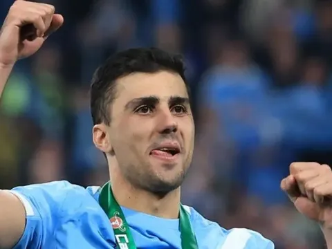 Rodri có phải nguồn cơn khiến Man City chững lại?