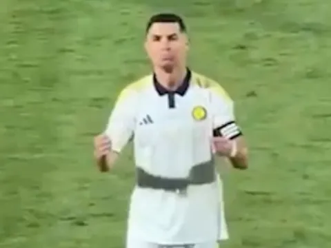 Ronaldo làm "nhạc trưởng" khi bị CĐV hô vang tên Messi