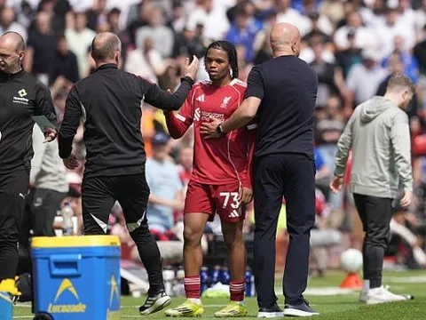 Rút Rio Ngumoha, Arne Slot bị fan Liverpool la ó dữ dội