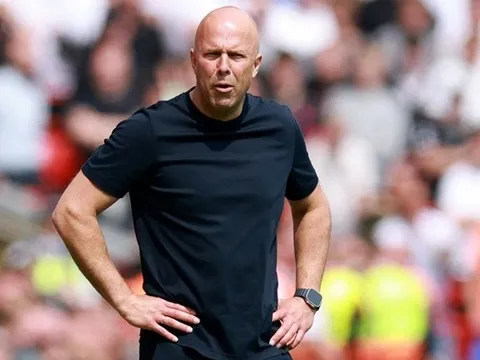 Arne Slot và cơn thịnh nộ hiếm thấy tại thánh địa Anfield