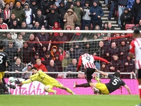 Lammens chơi xuất thần, cứu Man Utd thoát thua Sunderland