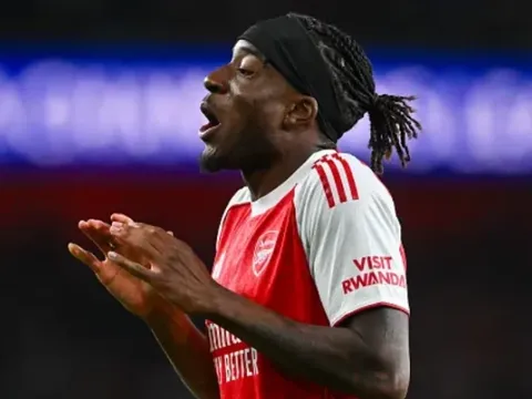 Madueke gọi tên Van Dijk là đối thủ khó nhằn nhất