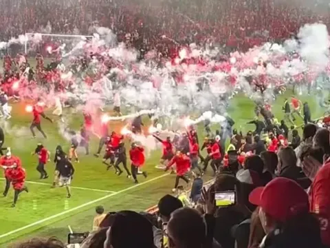 Slavia Prague nguy cơ mất ngôi vương vì CĐV làm bạo loạn