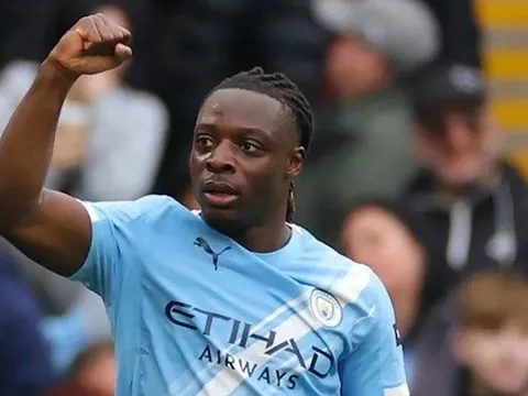 Jeremy Doku bùng nổ giúp Man City bám đuổi Arsenal