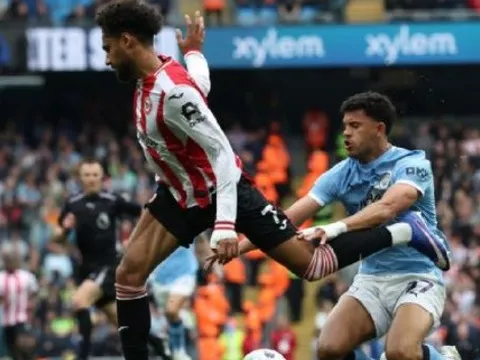 HLV Brentford bất bình với trọng tài sau trận thua đậm Man City