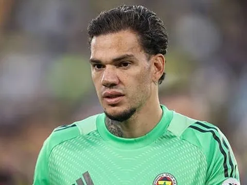 Mức lương 12 triệu euro cản bước Ederson rời Fenerbahce