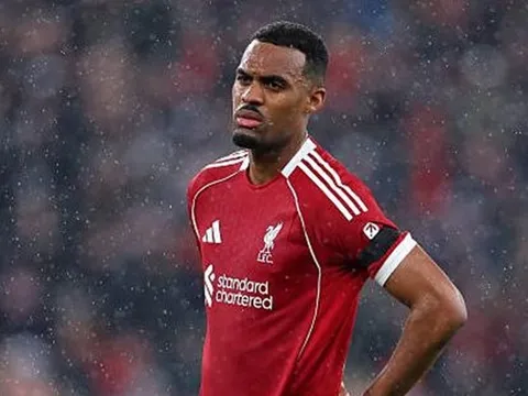 Gravenberch khẳng định Liverpool không đáng bị la ó