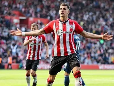 Jan Bednarek bị kẻ trộm uy hiếp bằng dao tại nhà riêng