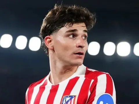Barca ép lương Lewandowski để dọn đường đón Julian Alvarez