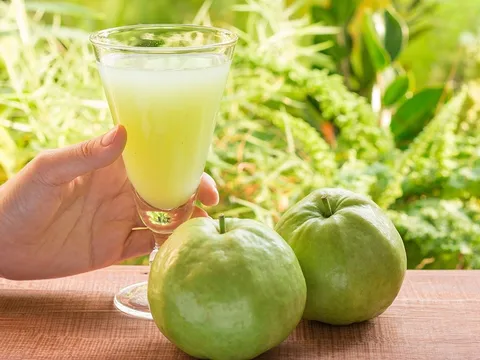 3 khung giờ uống nước ép ổi, bóc sạch mỡ thừa