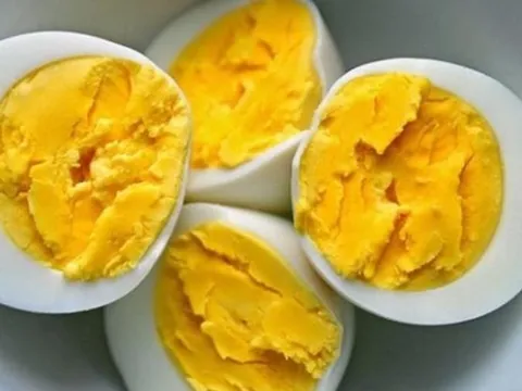 5 nhóm người nên ăn trứng gà luộc vào bữa sáng thường xuyên để tốt cho sức khỏe