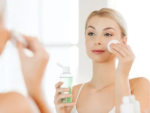 Chỉ dùng nước hoa hồng và mặt nạ giấy, làn da cải thiện rõ rệt nhờ routine tối giản