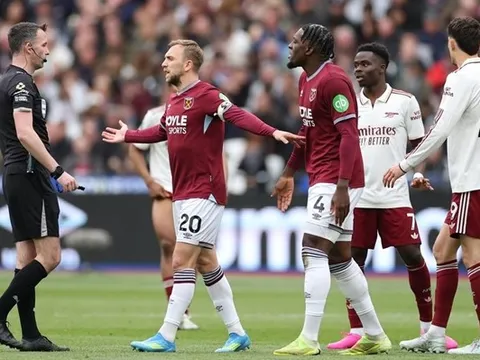 Arsenal hụt phạt đền sau tình huống "bơi ếch" của Pablo