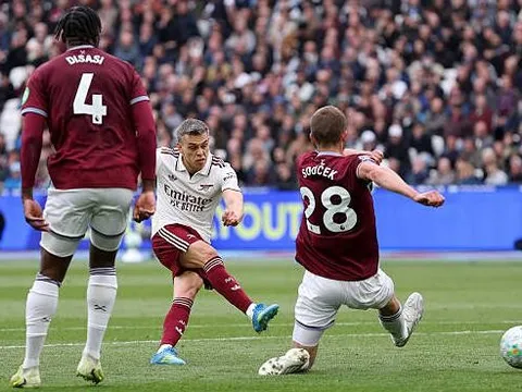 VAR giải cứu Arsenal sau khoảnh khắc tỏa sáng của Trossard