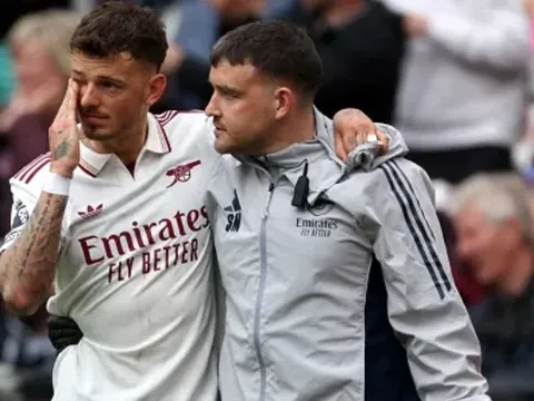 Arsenal trả giá đắt với chấn thương của Ben White, Calafiori