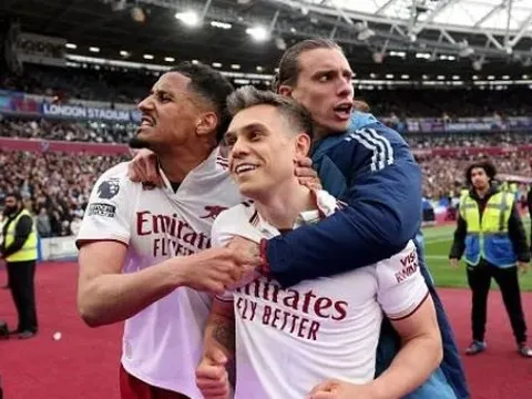 Gary Neville: "Tên Arsenal đã được khắc trên cúp vô địch"