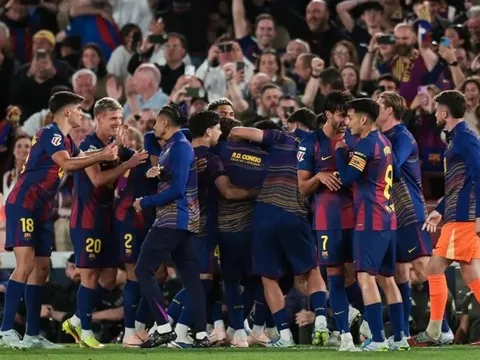 Messi phấn khích khi Barca hạ Real 2-0 để vô địch La Liga