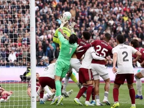Khúc cua định mệnh giúp Arsenal tiến sát cúp vô địch