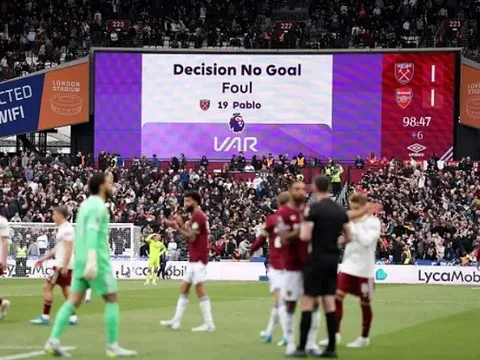 Keane và Schmeichel tranh cãi vụ VAR tước bàn của West Ham