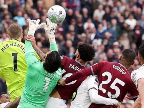 Schmeichel chỉ trích dữ dội VAR vì tước bàn thắng của West Ham