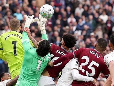 Roy Keane cùng dàn chuyên gia ủng hộ trọng tài tước bàn thắng của West Ham