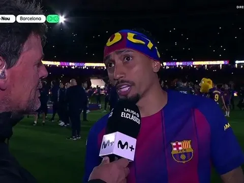 Vô địch cùng Barca, Raphinha xúc động tri ân Flick
