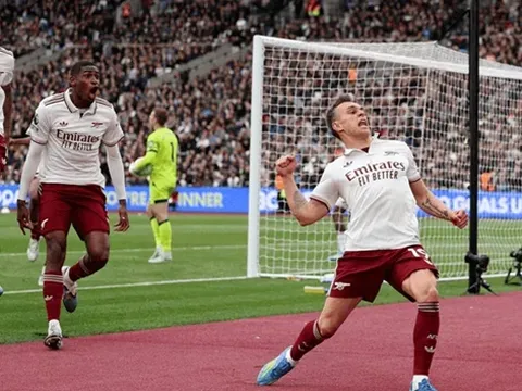 Trossard ngả mũ trước Odegaard sau trận thắng West Ham