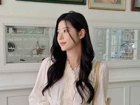 Áo ren bèo nhún “lột xác” mùa hè: Nhẹ nhàng nhưng không còn sến