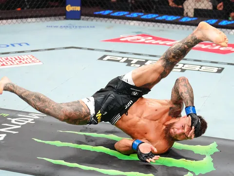 UFC 328: Yaroslav Amosov hạ gục Joel Alvarez bằng cú vật bạo liệt và màn breakdance ăn mừng đỉnh cao