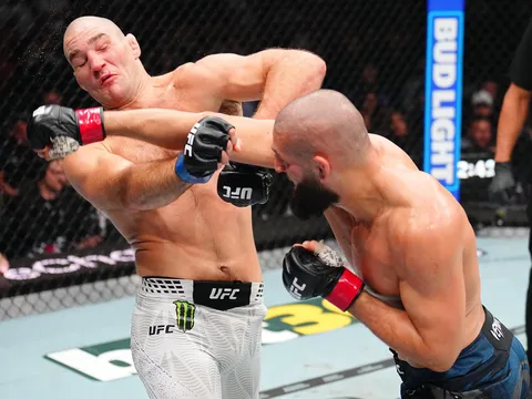 Sean Strickland gây địa chấn trước Khamzat Chimaev, giành lại ngôi vương tại UFC 328