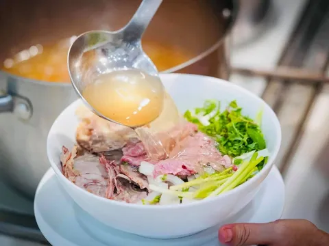 Khi ăn phở, đừng uống cạn nước dùng: Tiến sĩ cảnh báo tác hại nhiều người bỏ qua