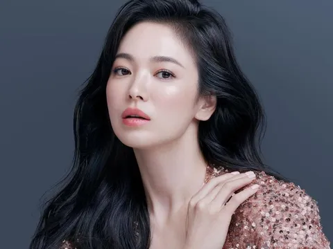 Phụ nữ sau 40 tuổi muốn gương mặt trẻ trung hơn, bí quyết đôi khi chỉ nằm ở cách đánh má hồng