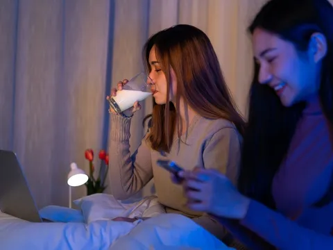 Uống 1 cốc sữa trước khi ngủ có béo không?
