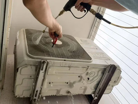Xịt nước vào cục nóng điều hòa để vệ sinh bụi bẩn có hại máy không?