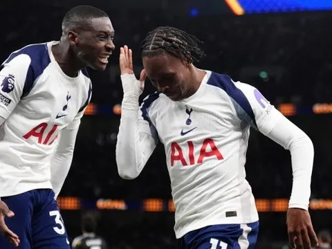Mathys Tel lập siêu phẩm, Tottenham đánh rơi chiến thắng trước Leeds